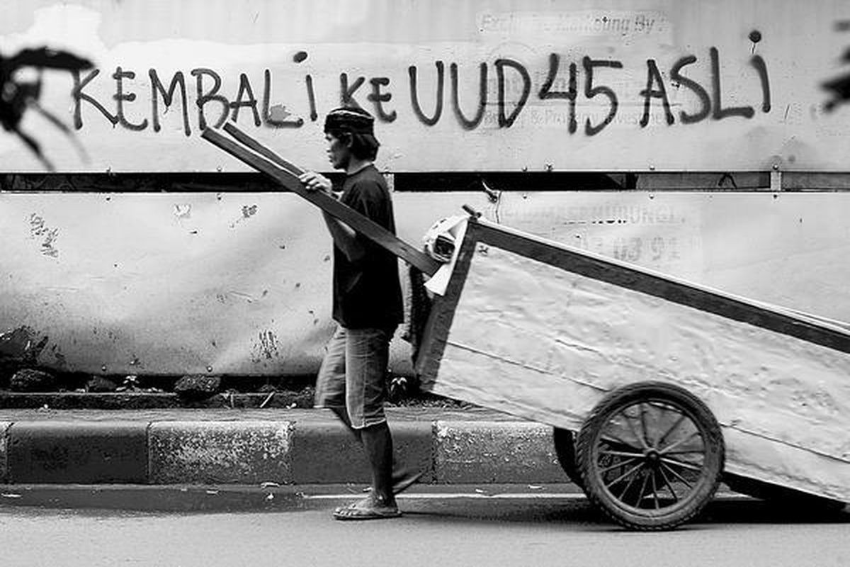 Coretan berisi keinginan untuk kembali ke Undang-Undang Dasar (UUD) 1945 terbaca pada dinding di kawasan Cikini, Jakarta, Selasa (3/2). Selama kurun 1999-2002, UUD telah diamandemen sebanyak empat kali. Hingga saat ini masih ada yang menginginkan UUD untuk diamandemen lagi.  