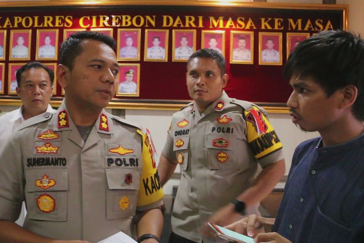Kapolres Cirebon AKBP Suhermanto memberikan penjelasan terkait penangkapan IAS kepada sejumlah awak media di kantor polisi, Senin (13/5/2019). Polisi masih memeriksa dan mendalami motivasi serta tujuan IAS membuat dan menyebarkan video tersebut.