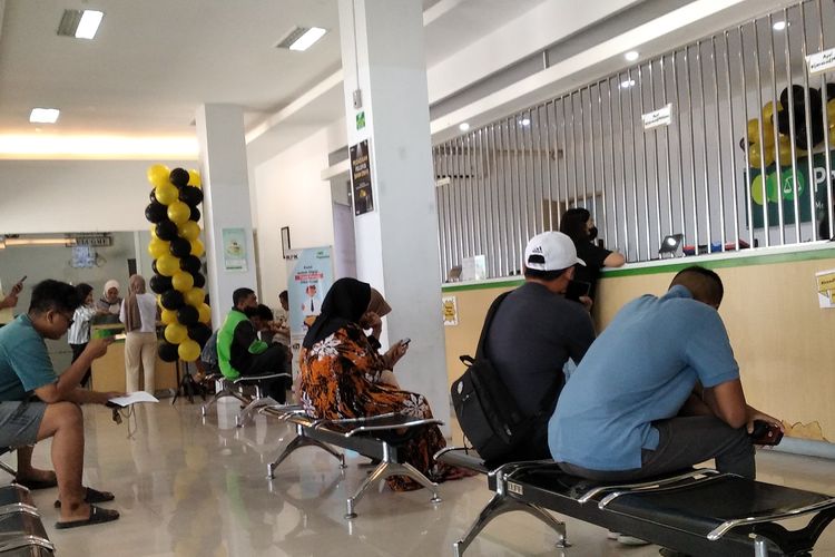 Antrean nasabah yang akan melakukan gadai saat memasuki Ramadhan di Pegadaian cabang Sidoarjo, Sabtu (1/3/2025).