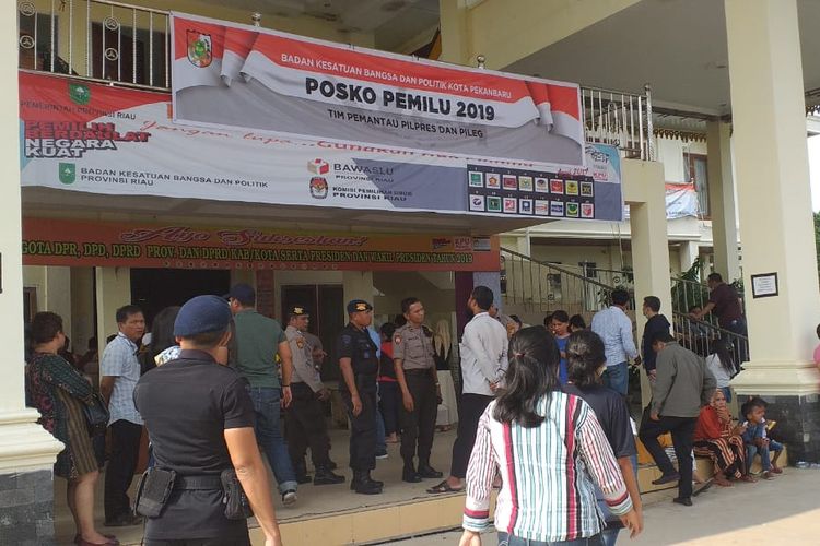 Warga mendatangi kantor KPU Pekanbaru karena tidak bisa menggunakan hak suaranya akibat kekurangan surat suara