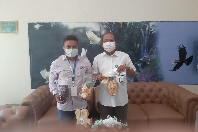 Kepala Balai TN Matalawa Ir Memen Suparman (kanan) memamerkan sampel produk pangan lokal di ruang kerjanya, Rabu (21/10/2020).