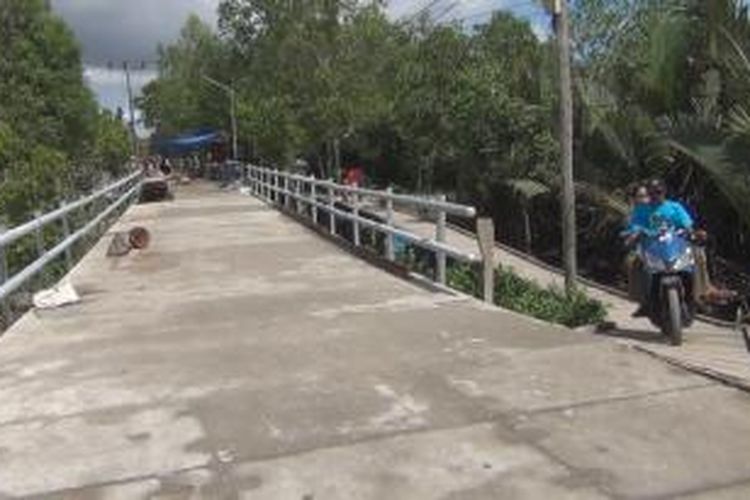 salah satu pengerjaan jembatan beton di Kota Agats, Kabupaten Asmat 
