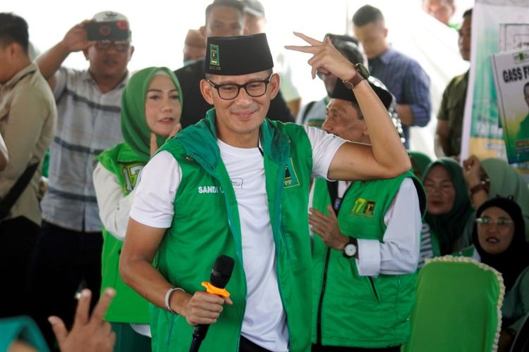 Ketua Badan Pemenangan Pemilu (Bappilu) Partai Persatuan Pembangunan (PPP) Sandiaga Uno berdialog dengan warga di Kota Gorontalo, Gorontalo, Jumat (2/2/2024). Sandiaga Uno melakukan kampanye dan menyapa masyarakat dan simpatisan serta mengajak untuk memenangkan Pemilu 2024. ANTARA FOTO/Febrianto/Adiwinata Solihin/YU