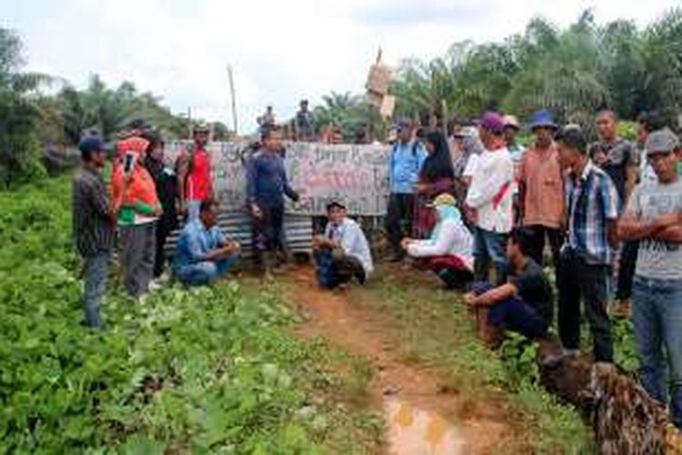 Puluhan warga Desa Cot Rambong memblokade jalan di areal perusahaan perkebunan sawit di Desa Cot Rambong, Kecamatan Kuala Pesisir, Kabupaten Nagan Raya, Aceh, Minggu (10/4/2016).