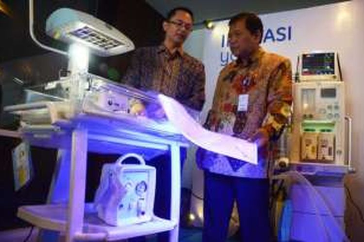 Haris Izmee, Country Head GE Healthcare Indonesia berbincang dengan Adi Wirachjanto, Wakil Ketua Arsada, di acara kampanye Inovasi yang Peduli, di Surabaya (29/7/2016).