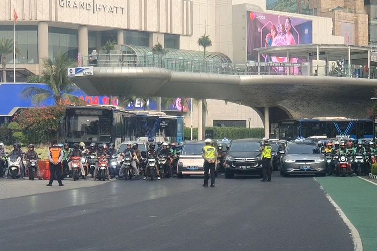 Petugas kepolisian dan Dinas Perhubungan mengajak pengguna jalan untuk mengheningkan cipta dalam rangka mengenang Hari Pahlawan di Bundaran HI, Menteng, Jakarta Pusat, Jumat (10/11/2023).