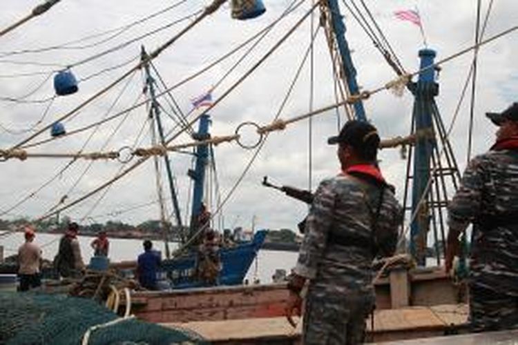 Kapal nelayan berbendera Malaysia dan Thailand yang ditangkap TNI Angkatan Laut saat berlabuh di Pangkalan TNI Angkatan Laut Pontianak, Kalimantan Barat (1/5/2015). Kelima kapal tersebut ditangkap karena melakukan aktivitas ilegal fishing di perairan Indonesia. 