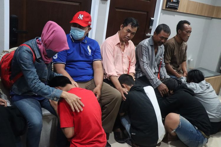 Remaja yang terlibat tawuran di Kecamatan Menganti, Gresik, Jawa Timur, Minggu (2/4/2023) dinihari, saat meminta maaf kepada orangtua masing-masing.