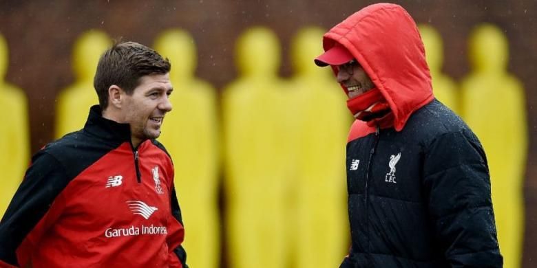 Steven Gerrard berbicara dengan Juergen Klopp pada sesi latihan Liverpool, Senin (30/11/2015).