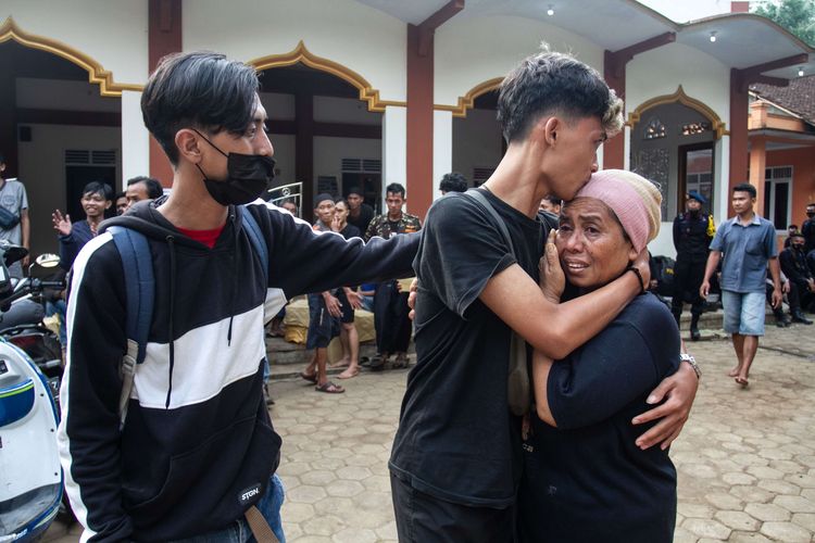 Warga yang sempat ditahan polisi bertemu ibunya usai tiba di halaman masjid Desa Wadas, Bener, Purworejo, Jawa Tengah, Rabu (9/2/2022). Sebanyak 64 warga Desa Wadas dibebaskan oleh pihak kepolisian terkait aksi penolakan pembangunan Bendungan Bener.