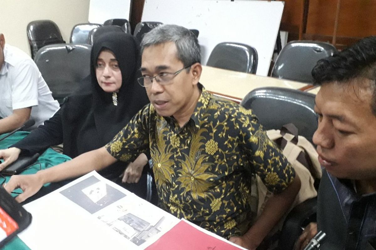 Sahroni, warga yang melaporkan dugaan pelanggaran kampanye oleh Jokowi-Maruf, memberikan keterangan kepada wartawan di Kantor Bawaslu DKI Jakarta, Selasa (16/10/2018).