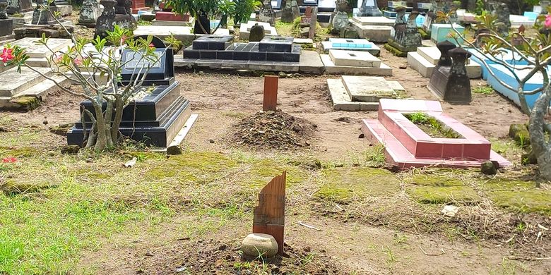 Makam yanh dirusak di Pemakaman baluwati, Purbayan, Kotagede, Senin (19/5/2025)
