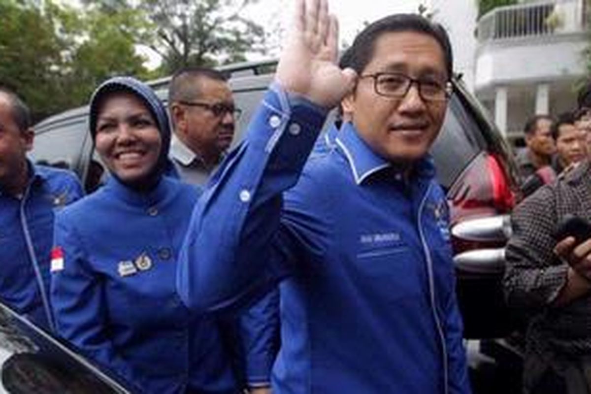 Ketua Umum Partai Demokrat, Anas Urbaningrum tiba di Kantor KPU untuk menghadiri Rapat Pleno Pengundian Nomor Urut Partai Peserta Pemilu Anggota DPR dan DPRD 2014 di Kantor Komisi Pemilihan Umum, Jakarta, Senin (14/1/2013). Komisi Pemilihan Umum (KPU) memutuskan 10 partai politik dan tiga partai politik lokal Aceh lolos menjadi peserta Pemilu 2014.  