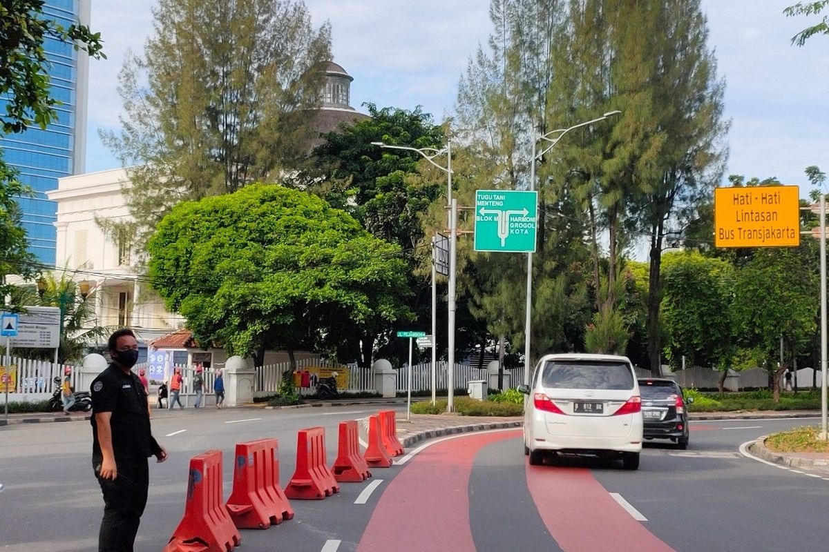 Sisi kiri Jalan Pejambon disekat seiring berlangsungnya Ibadah Jumat Agung di Gereja Immanuel, Jakarta Pusat, Jumat (2/4/2021).