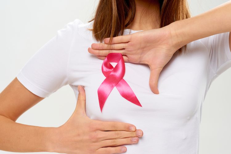 Kanker payudara tidak hanya ditandai dengan kemunculan benjolan. Ada beberapa gejala lain yang wajib Anda waspadai