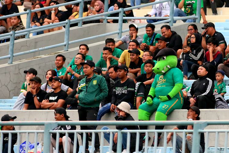 Maskot Persebaya Surabaya Jojo duduk bersama penonton saat pertandingan pekan ke-22 Liga 1 2022-2023 melawan Borneo FC yang berakhir dengan skor 3-2 di Stadion Gelora Joko Samudro Gresik, Jumat (3/2/2023) sore.