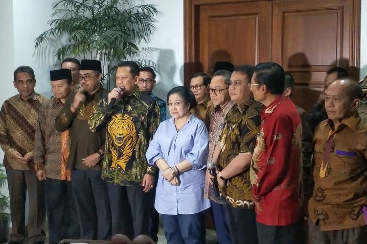 Sembilan Pimpinan MPR bertemu dengan Presiden kelima RI sekaligus Ketua Umum PDI-Perjuangan Megawati Soekarnoputri untuk meminta masukan terkait amendemen UUD 1945. Pertemuan dilakukan di kediaman Megawati, jalan Teuku Umar, Menteng, Jakarta Pusat, Kamis (10/10/2019).