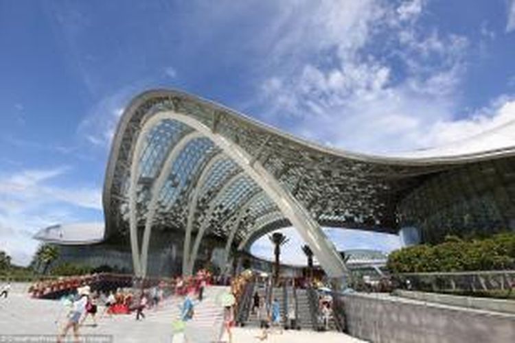 Pusat belanja terbesar di Pulau Hainan ini tampaknya akan menjadi surga belanja bagi turis yang berselera tinggi untuk beraneka kebutuhan fesyen dan perhiasan mahal, parfum, atau bahkan minuman keras impor. 