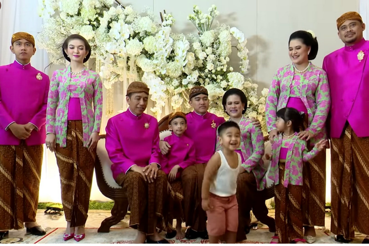 Panebahan Al Nahyan Nasution, cucu Preside Jokowi, mengenakan singlet saat prosesi pernikahan Kaesang