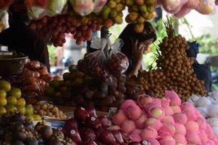 Pedagang buah menunggu pembeli di Pasar Johar, Kota Semarang, Jawa Tengah, (28/1/2013). Dalam satu bulan ini buah lokal mendominasi pasar setelah pasokan buah impor mulai terbatas dengan harga dua kali lipat lebih tinggi di pasar.
