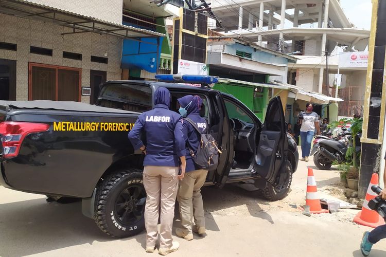 Pusat Laboratorium Forensik (Puslabfor) Mabes Polri mendatangi lokasi bangunan SMA 96 Jakarta, Cengkareng, Jakarta Barat, Kamis (18/11/2021) siang. 