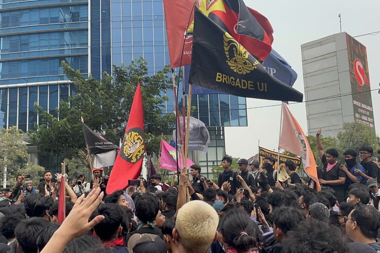Massa Demo 28 Oktober Dicegat di Jalan Jenderal Sudirman, Dorong-Dorongan dengan Aparat