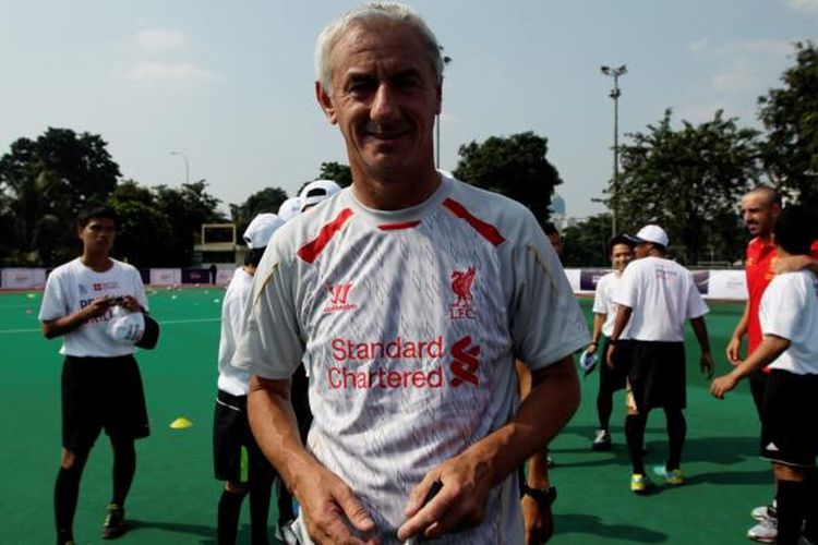 Legenda Liverpool Ian Rush berpose seusai memberikan coaching clinic kepada anak-anak di Lapangan Hoki, Senayan, Jakarta, Jumat (19/7/2013). Liverpool akan bertanding melawan tim Indonesia XI di Stadion Utama Gelora Bung Karno, pada Sabtu 20 Juli 2013. 