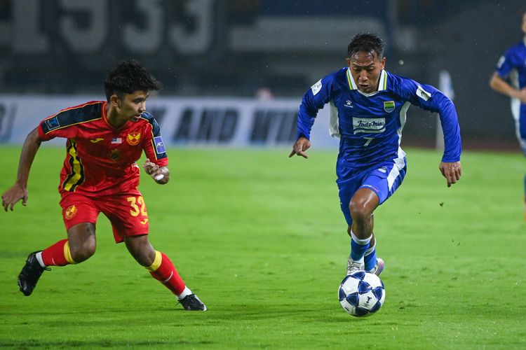 Aksi pemain Persib Bandung Beckham Putra kala tampil di ajang AFC Champions League Two (ACL 2) 2025-2026 menghadapi Selangor FC pada Kamis (23/10/2025) di Gelora Bandung Lautan Api (GBLA). 