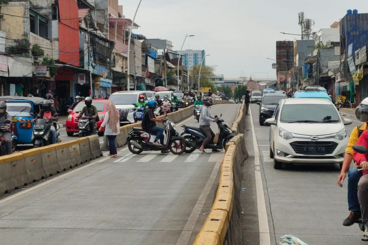 Jalan Jatinegara Barat arah Kampung Melayu menuju Matraman, Jakarta Timur, Senin (6/2/2023).