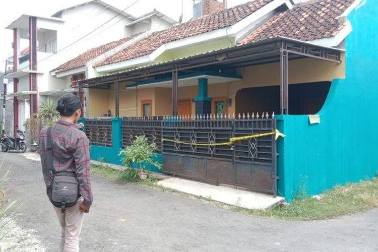 
Garis polisi melintang di pagar rumah kontrakan tempat Budiati (31) ditemukan tewas pada Rabu (14/6/2023) malam. 
