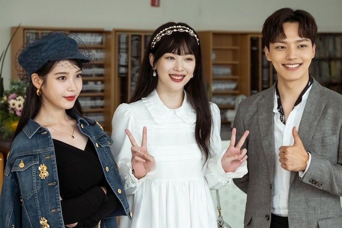 Para pemain Hotel Del Luna (dari kiri ke kanan) IU, Sulli, dan Yeo Jin Goo. Sebagai sahabat, IU mengajak Sulli ikut serta bermain sebagai cameo dalam drama Hotel Del Luna. 