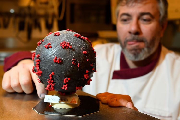 Chocolatier Jean-Francois Pre menyiapkan telur paskah berbentuk seperti virus corona di tokonya di Landivisiau, Barat Perancis, 7 Maret 2020. Cokelat ini terbuat dari cokelat putih yang diberikan pewarna hitam serta dipadukan dengan kacang almond yang diwarnai merah.Chocolatier Jean-Francois menunjukkan telur paskah berbentuk seperti virus corona di tokonya di Landivisiau, Barat Perancis, 7 Maret 2020. Cokelat ini terbuat dari cokelat putih yang diberikan pewarna hitam serta dipadukan dengan kacang almond yang diwarnai merah.