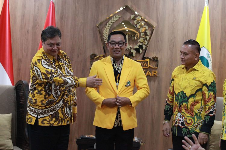 Ketua Umum Partai Golkar Airlangga Hartanto (kiri) berbincang dengan Gubernur Jawa Barat Ridwan Kamil (tengah) didampingi Sekjen Partai Golkar Lodewijk Freidrich Paulus (kanan) saat pertemuan Partai Golkar di Kantor DPP Partai Golkar, Jakarta,  Rabu (18/1/2023). Pada kesempatan tersebut Ridwan Kamil menerima jas kuning dan KTA Golkar yang langsung diberikan oleh Ketum Partai Golkar Airlangga Hartanto dan sah menjadi anggota Partai Golkar.