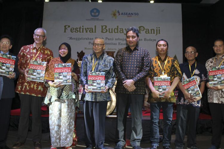 Kementerian Pendidikan dan Kebudayaan menggelar Festival dan Seminar Budaya Panji di Museum Wayang di Kawasan Kota Tua, Jakarta Barat pada 4-6 Agustus 2017.  Seminar Budaya Panji yang menghadirkan pembicara kunci  Prof Dr Ing Wardiman Djojonegoro; Prof Roger Tol dari Universitas Leiden, Belanda; Prof Dr Nooriah Mohamed dari University Sains Islam Malaysia; Prof Dr I Made Bandem, seniman & akademisi Bali; Dwi Cahyono, pendiri Museum Panji Malang; dan Handoyo, seniman dan pemahat topeng Malangan.