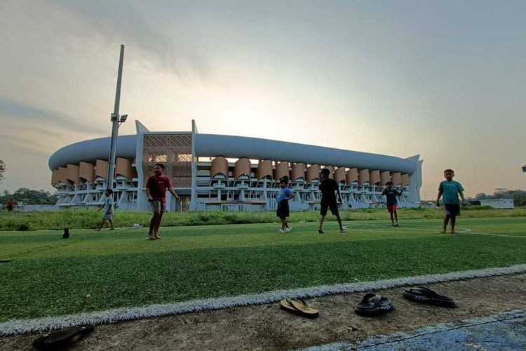 Melihat kondisi stadion internasional Banten.