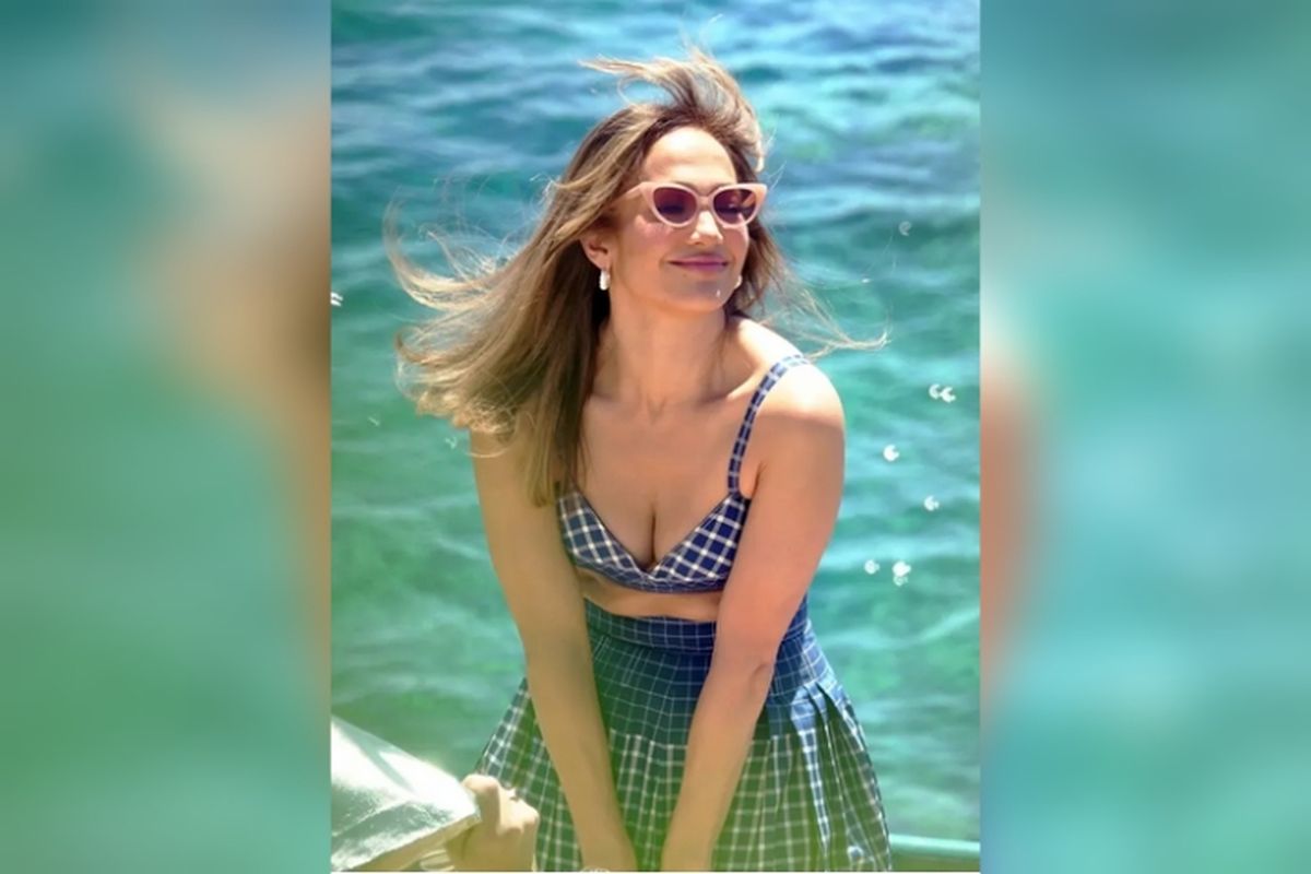 Jennifer Lopez saat mengikuti pemotretan di Italia belum lama ini.