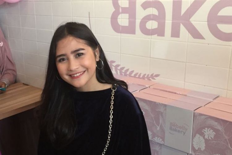 Prilly Latuconsina meresmikan gerai toko Bebelly Bakery di Jalan Margonda, Depok, Jawa Barat, Minggu (15/10/2017).