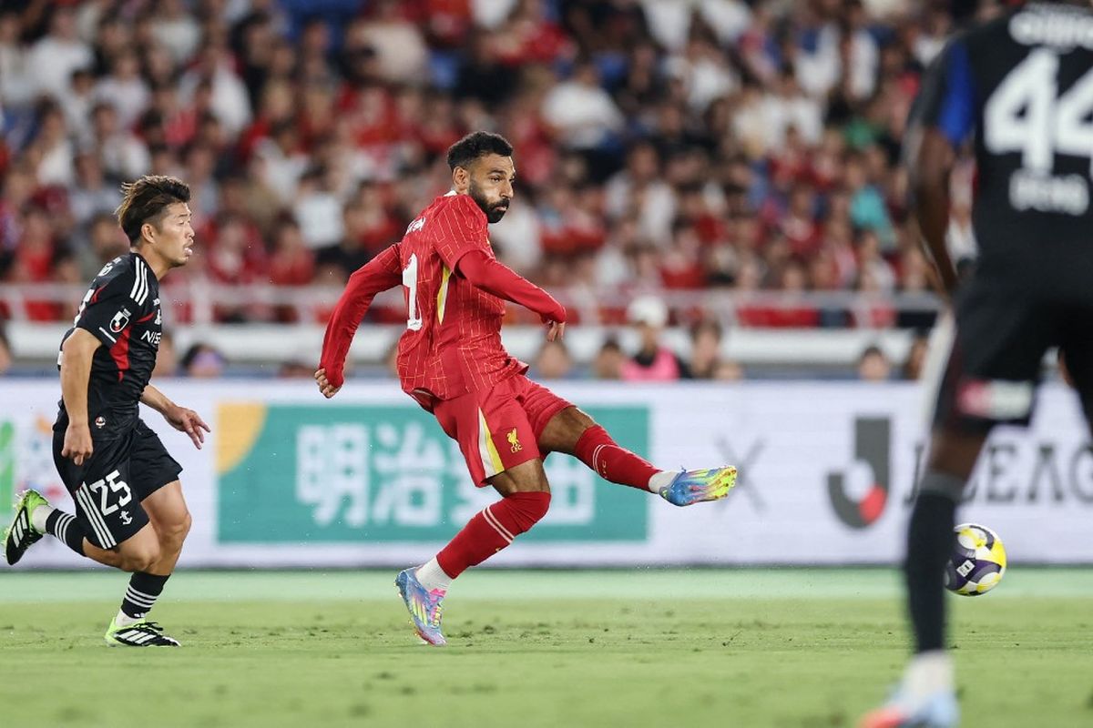 Mohamed Salah mengoper bola dalam pertandingan persahabatan antara Yokohama F Marinos vs Liverpool di Yokohama pada 30 Juli 2025. (Foto oleh JIJI Press / AFP) / Japan OUT