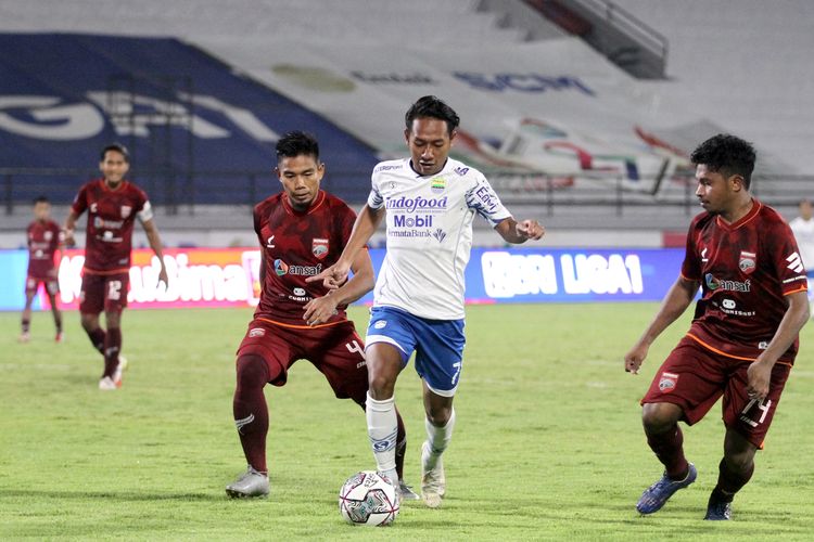 Pemain Persib Bandung Beckham Putra dijaga ketat pemain Borneo FC pada pertandingan pekan 20 Liga 1 2021-2022 yang berakhir dengan skor 0-1 di Stadion Kapten I Wayan Dipta Gianyar, Selasa (18/1/2021) malam