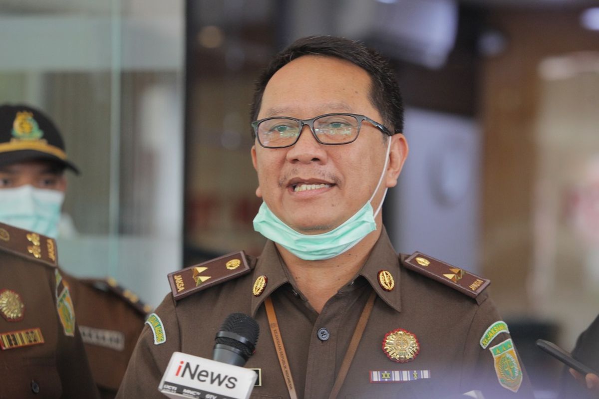 Kapuspenkum Kejagung Hari Setiyono (tengah) memberikan keterangan kepada wartawan terkait perkembangan kasus Djoko Tjandra di Gedung Bundar, Kejagung, Jakarta, Selasa (4/8/2020). Kejaksaan Agung (Kejagung) mendalami dugaan adanya pelanggaran pidana yang dilakukan Jaksa Pinangki Sirna Malasari terkait pertemuannya dengan Djoko Tjandra.   ANTARA FOTO/Reno Esnir/aww.  *** Local Caption ***   