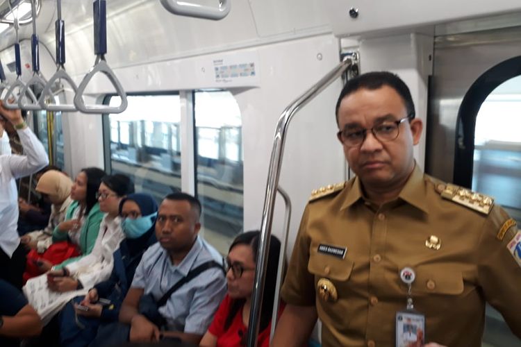 Gubernur DKI Jakarta Anies Baswedan saat naik MRT menuju Stasiun MRT Bundaran Hotel Indonesia, Senin (1/4/2019).