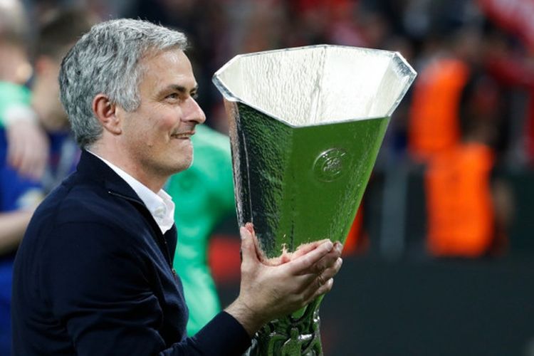 Pelatih Manchester United, Jose Mourinho, mengangkat trofi Liga Europa seusai membawa timnya mengalahkan Ajax Amsterdam dalam laga final di Stadion Friends Arena, Solna, Swedia pada 24 Mei 2017.
