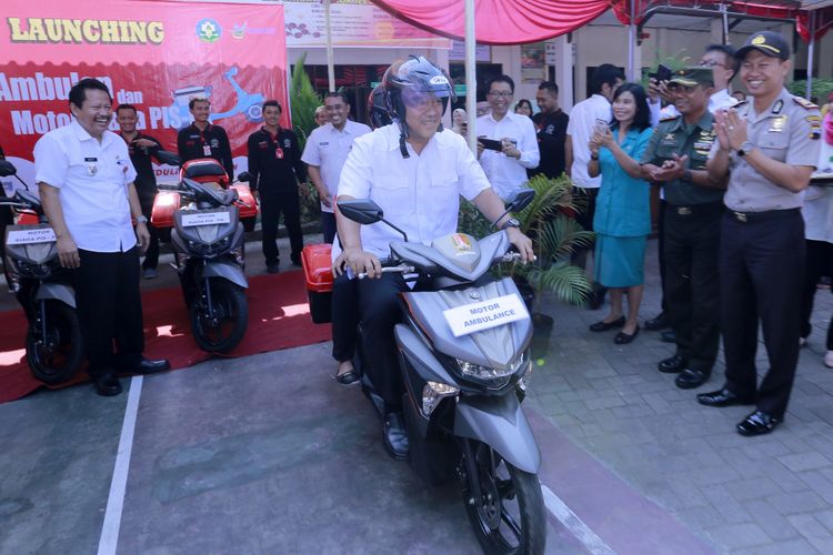 Wali Kota Semarang Hendrar Prihadi berboncengan dengan seorang dokter meresmikan layanan kesehatan Ambulance Hebat Sepeda Motor.
