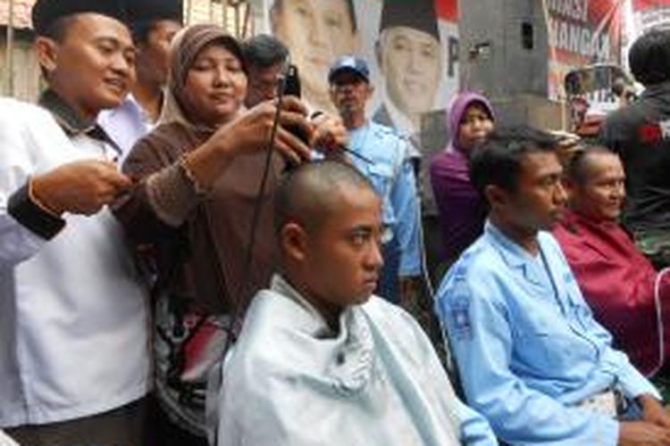 Relawan Prabowo - Hatta mencukur rambutnya, sebagai wujud dukungan , saat deklarasi Tim Pemenangan Prabowo - Hatta Kabupaten Demak, di kantor DPD Partai Golkar, Demak, Rabu ( 4/6/2014 )