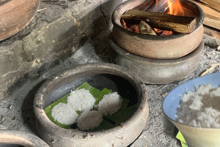 Penggunaan api atas dan bawah ini menjadi alasan bika talago disebut-sebut sebagai kue neraka oleh wisatawan asing.