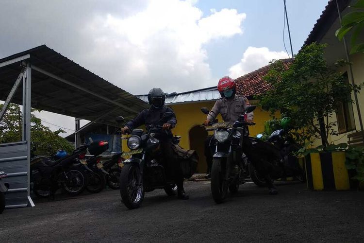 Petugas Bhabinkamtibmas Polsek Mangkubumi Polresta Tasikmalaya, mengantarkan beras bantuan ke warganya secara door to door memakai motor dinas yang dimodifikasi pakai keranjang, Selasa (24/8/2021).