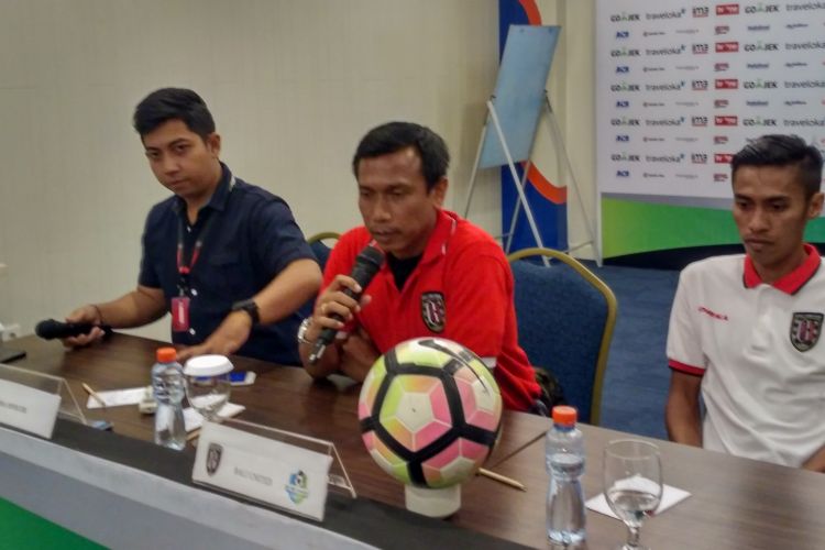 Pelatih Bali United Widodo C Putro (tengah) saat memberi keterangan pers jelang pertandingan menghadapi  D Persiba