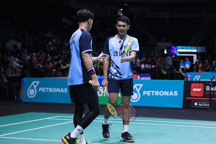 Aksi Fajar Alfian/Muhammad Rian Ardianto saat berlaga dalam babak 32 besar Malaysia Open 2023 di Axiata Arena, Kuala Lumpur, Malaysia, Selasa (10/1/2023). Terkini, ganda tuan rumah, Ong Yew Sin/Teo Ee Yi, mencurahkan isi hati usai kalah dari Fajar Alfian/Muhammad Rian Ardianto di Malaysia Open 2023.