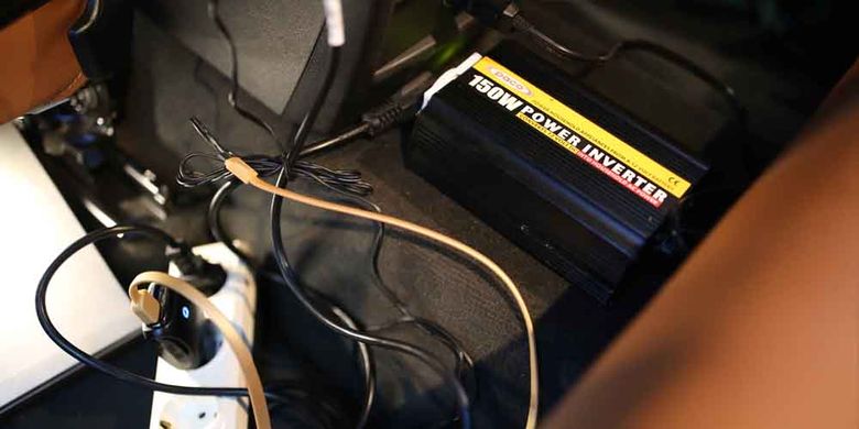 Power inverter di kabin BMW X3 membantu aktivitas tim Merapah Trans-Jawa Kompas.com dan Otomania.com tetap bekerja selama bertugas.