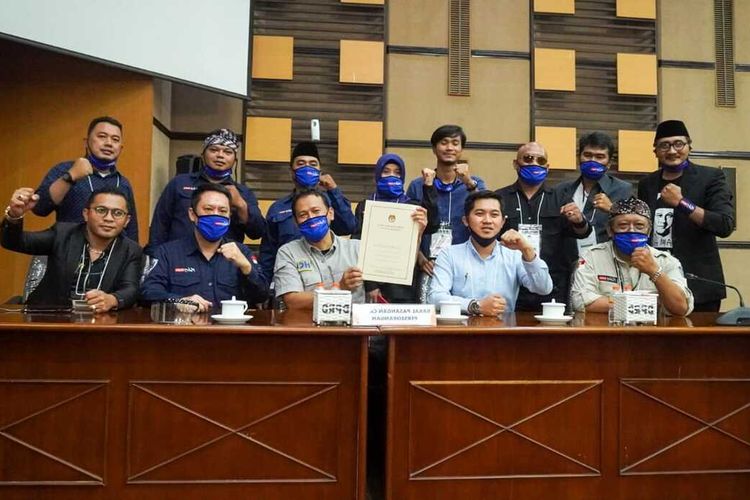 Pasangan perseorangan Heri Cahyono-Gunadi Handoko atau Malang Jejeg bersama timnya dalam rapat rekapitulasi verifikasi fakta syarat dukungan oleh KPU Kabupaten Malang, Selasa (15/9/2020).